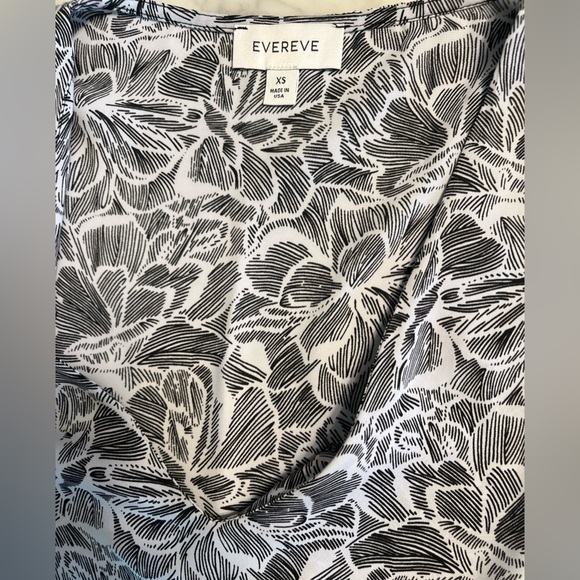 Evereve V Neck Puff Sleeve Black & White Floral Blouse - Picture 2 of 6